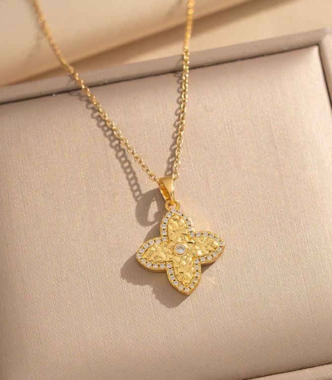 Collar gold diamond clover