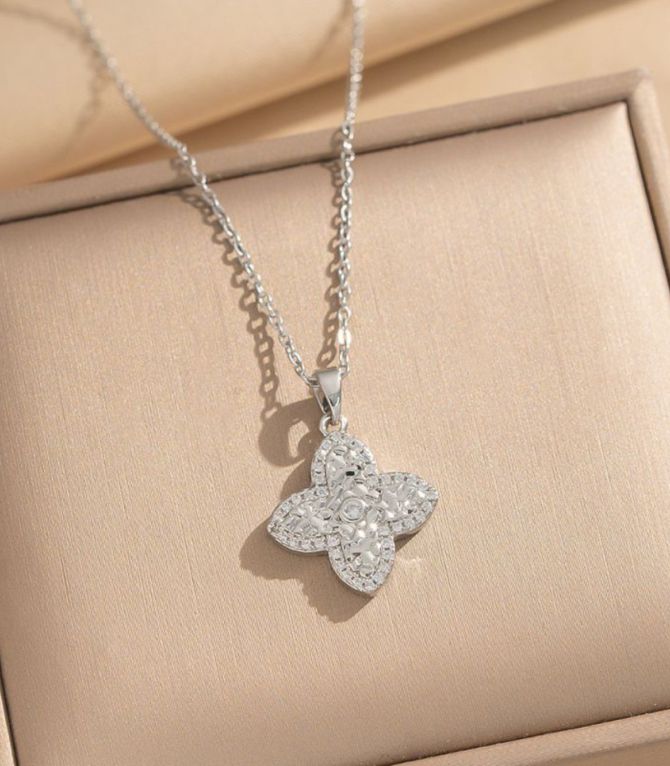 Collar silver diamond clover