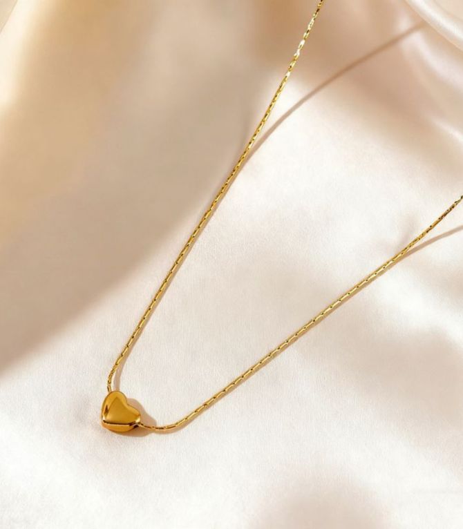 Collar dorado con corazón