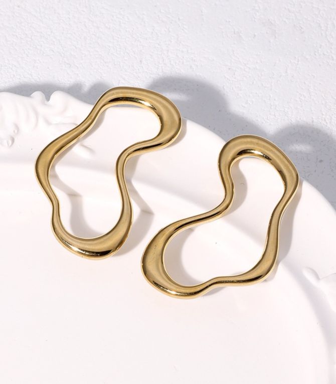 Aretes dorado irregular