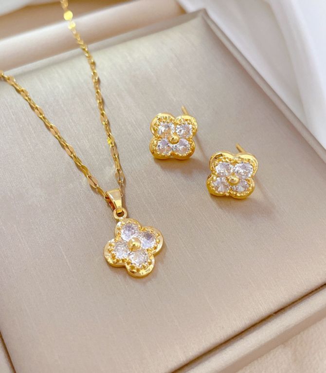 Collar y aretes set diamond clover