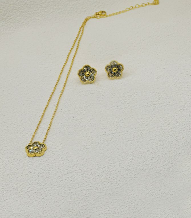 Collar set five leaf clover