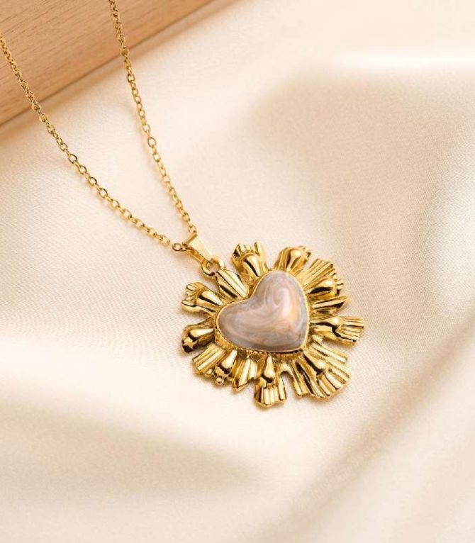 Collar white heart shaped