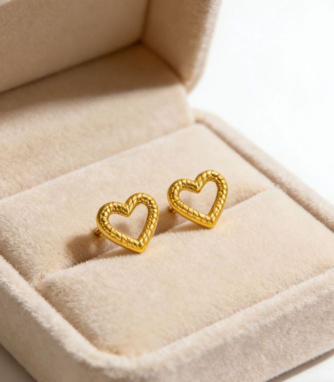 Aretes corazón dorado
