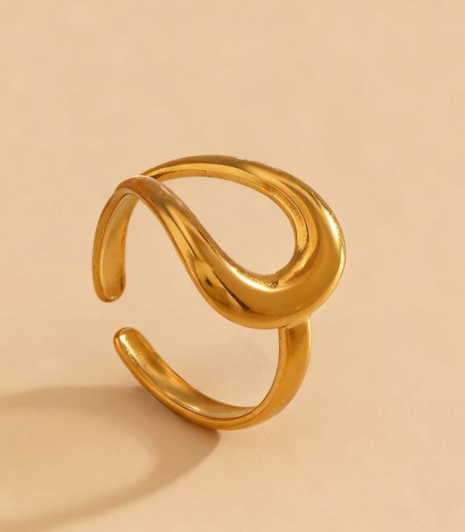 Anillo dorado geométrico