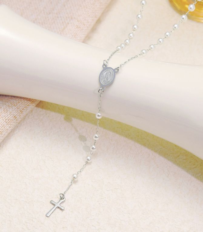 Collar pearl portrait cross