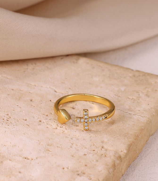 Anillo cruz y corazon dorado