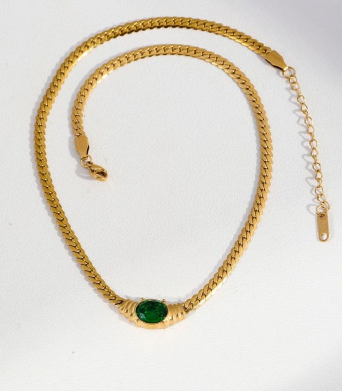 Collar green oval