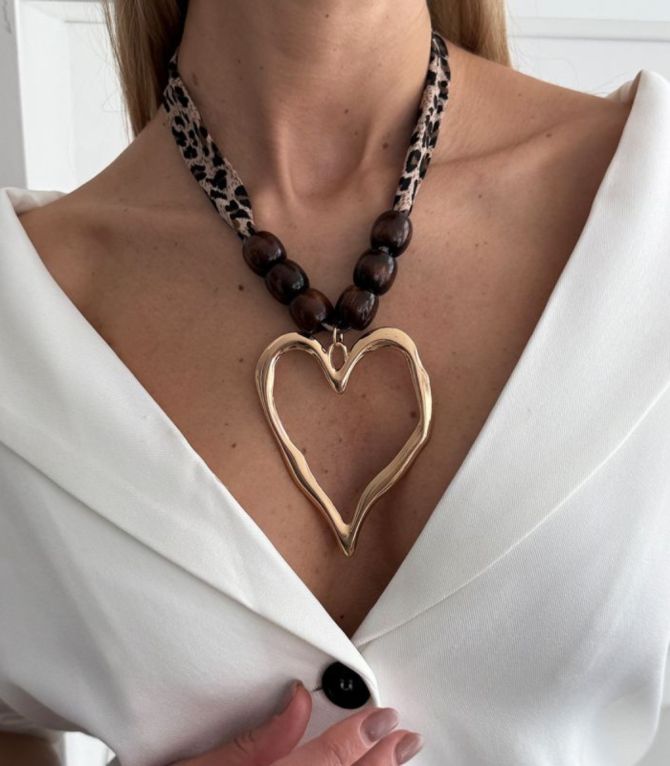 Collar brown heart leopard print