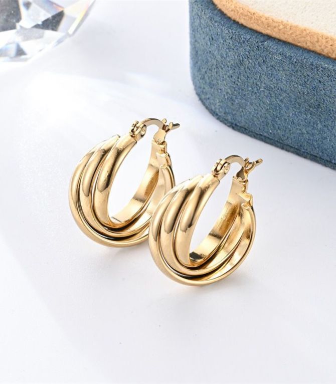 Aretes dorados triples