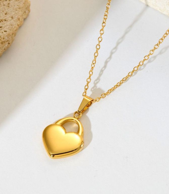 Collar dorado corazón