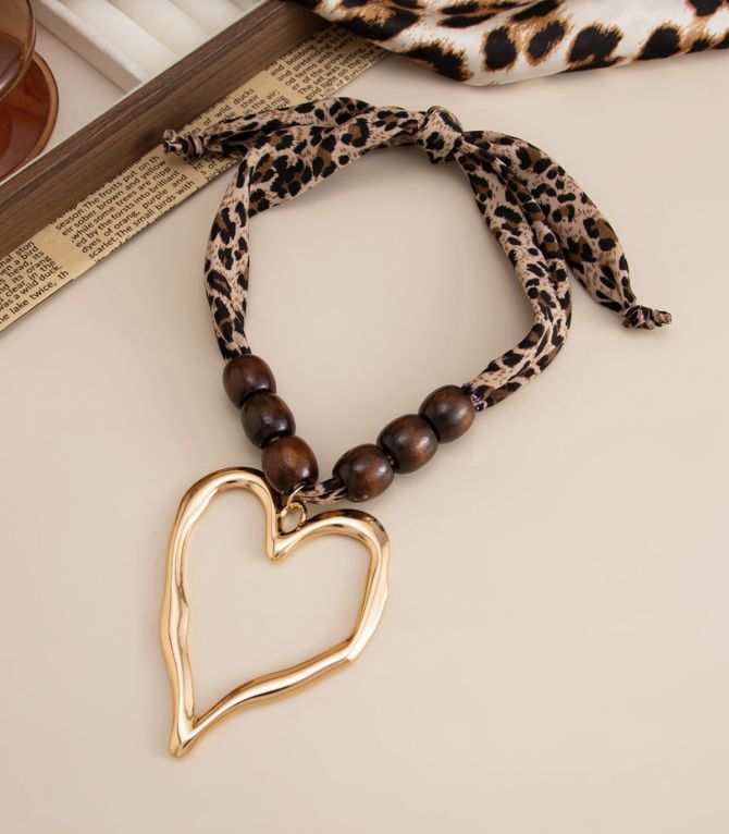Collar brown heart leopard print