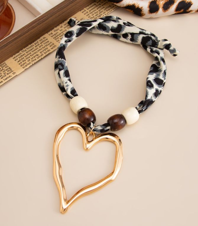 Collar black heart leopard print
