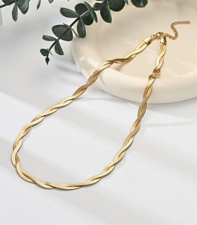 Collar dorado tejido