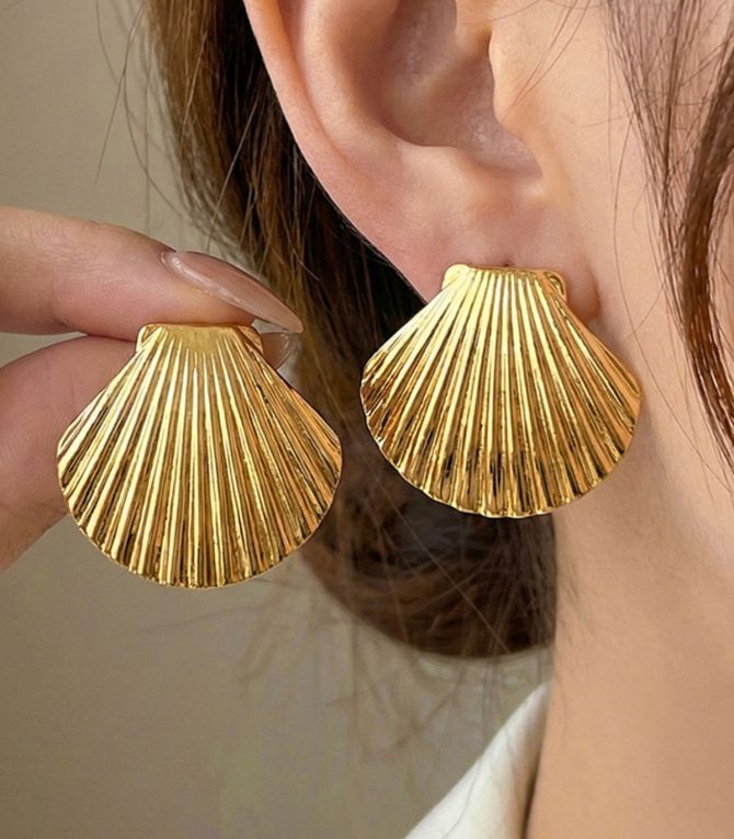 Aretes dorados concha