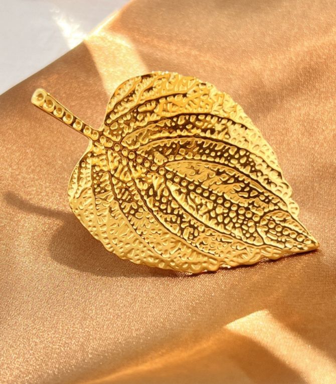 Anillo dorado hoja