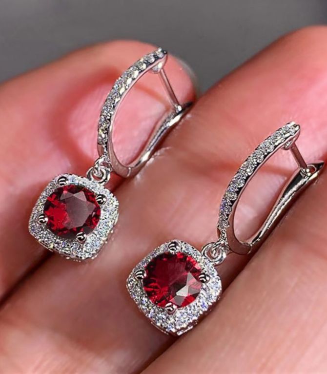 Aretes red diamond square