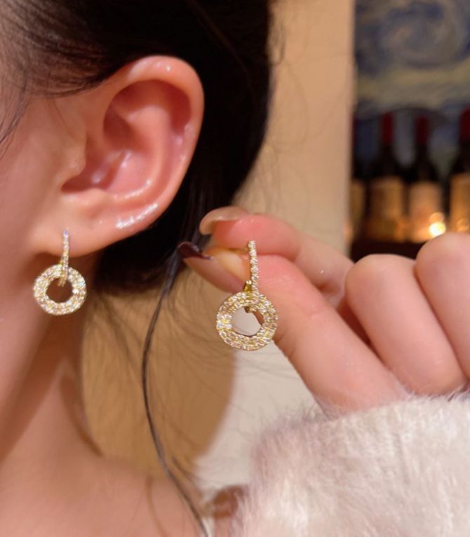 Aretes diamond encrusted round