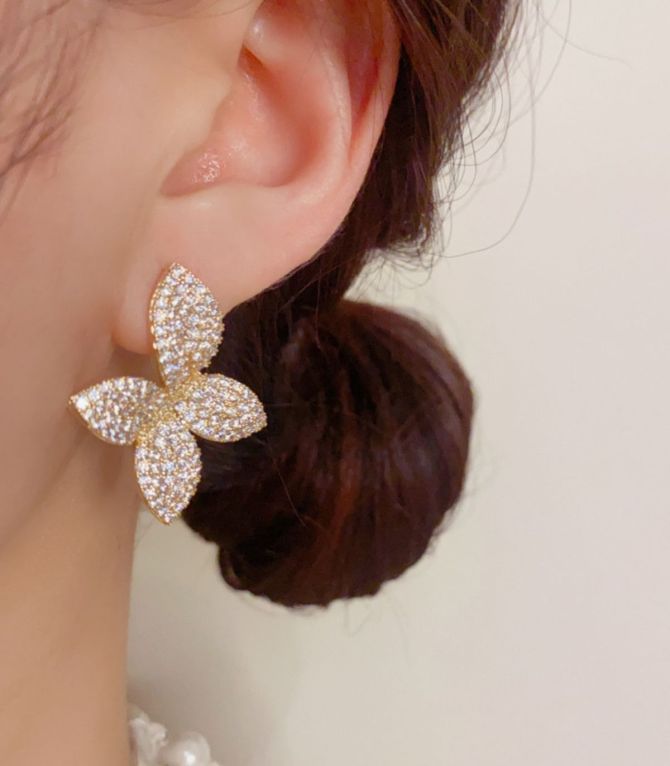 Aretes dorados pétalos