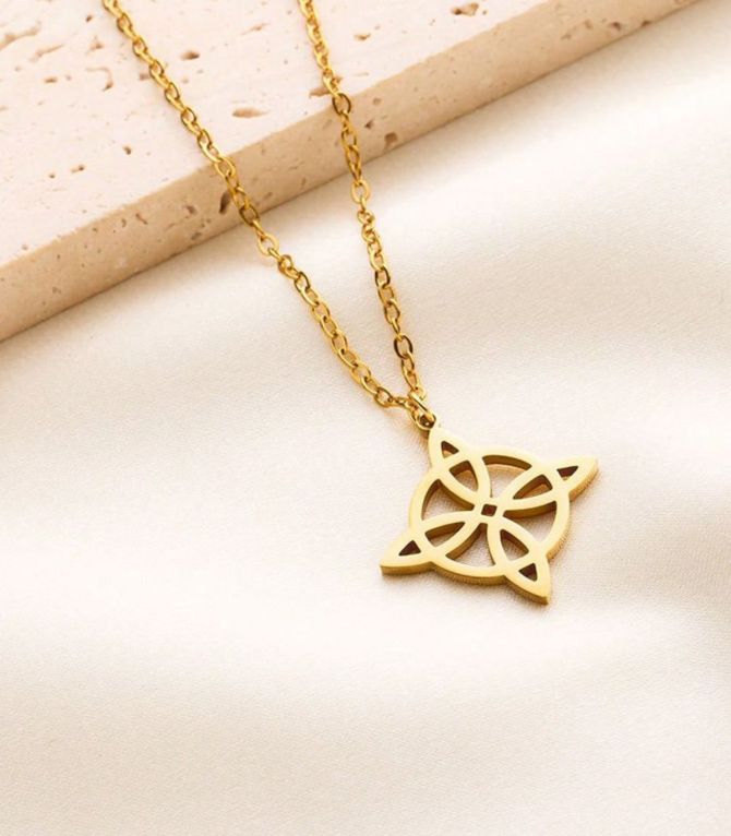 Collar 3 witch's knot