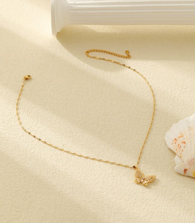 Collar diamond white butterfly