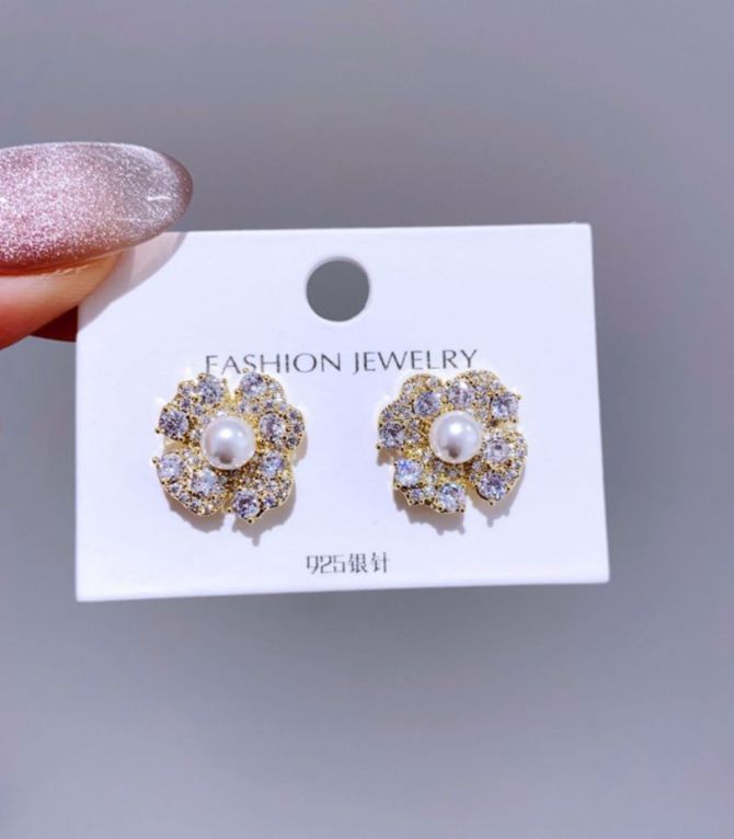 Aretes gold diamond encrusted flower