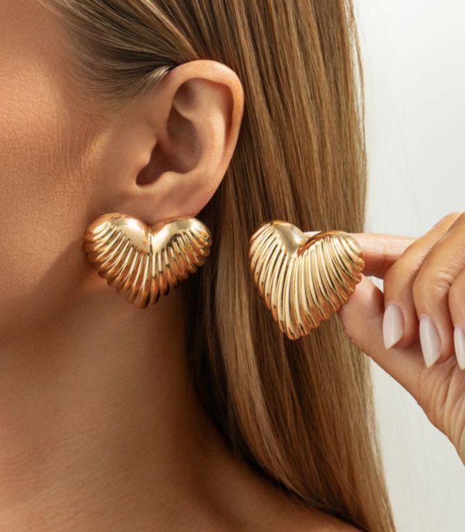 Aretes corazón dorado