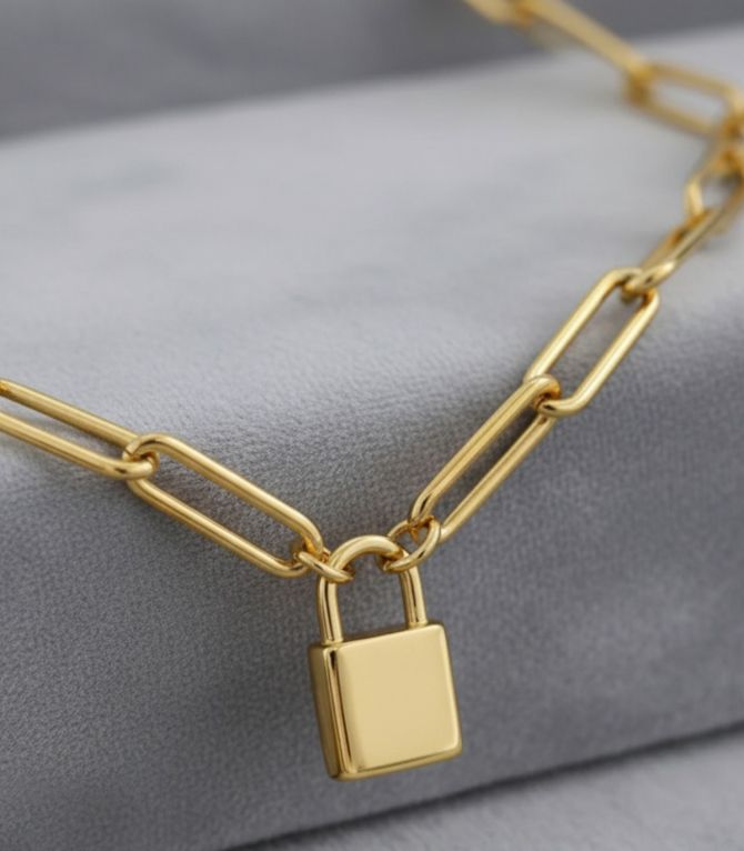 Collar dorado candado