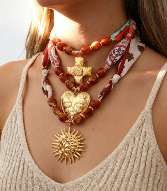 Collar printed heart acrylic beaded