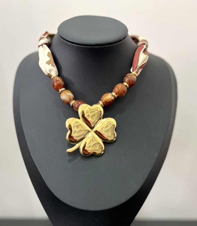 Collar printed clover acrylic beaded