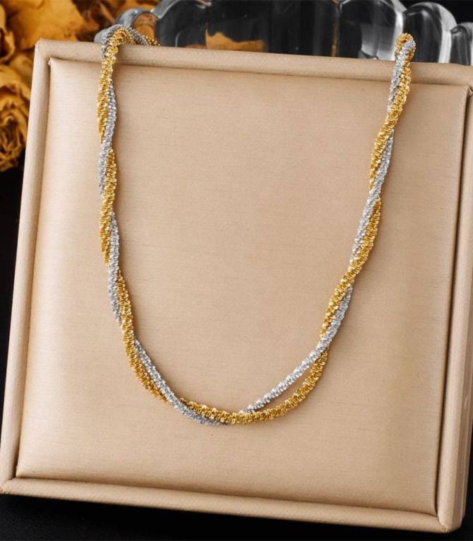 Collar bicolor tejido