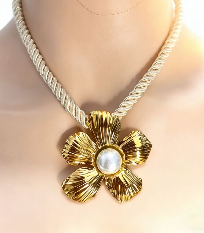 Collar flor con perla