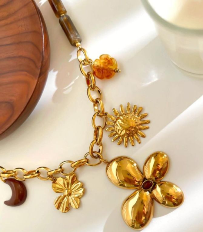 Collar beaded flower